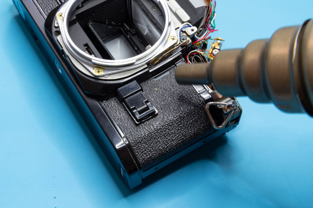 Canon A-1: Removal of mirror box - Heating up the right-side leatherette (maximum temperature 50-60 °C)