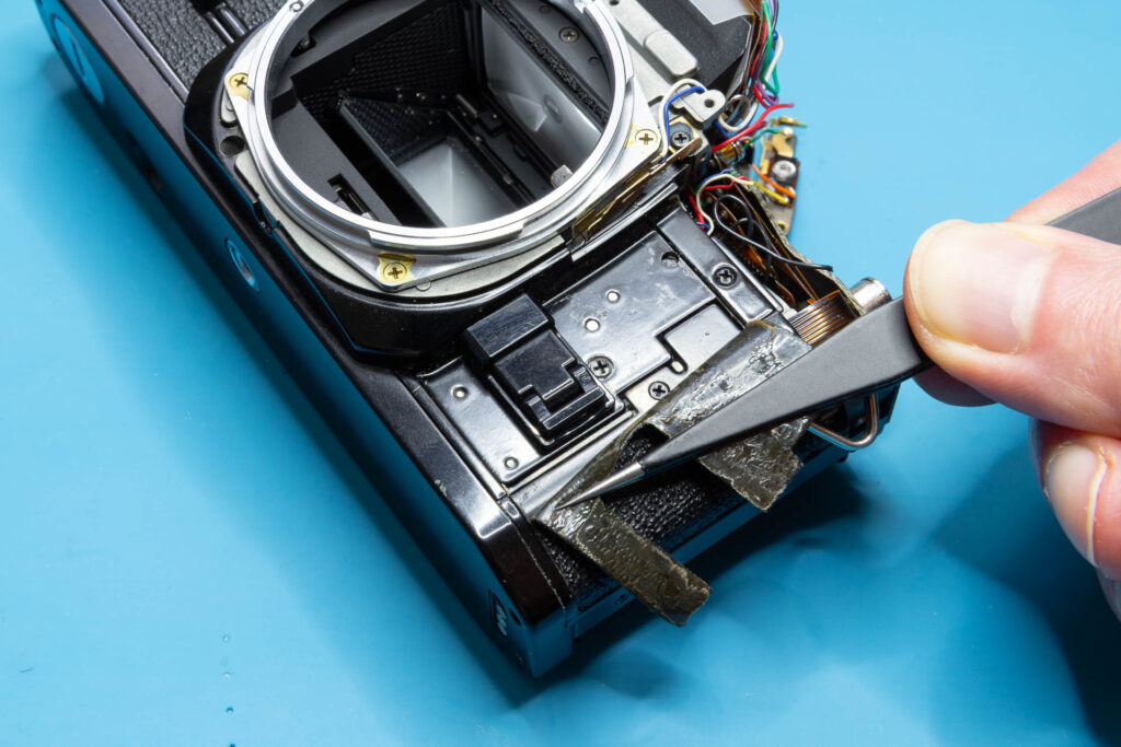 Canon A-1: Removal of mirror box - Minimum area of the right-side leatherette that has to be peeled off