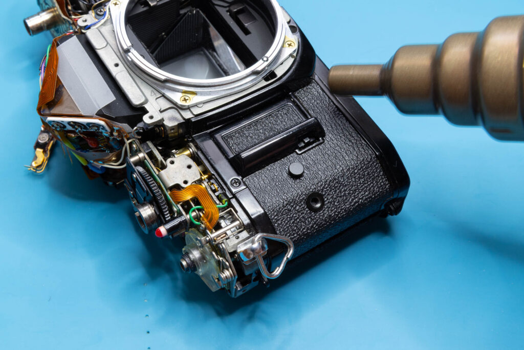 Canon A-1: Removal of mirror box - Heating up the left-side leatherette (maximum temperature 50-60 °C)