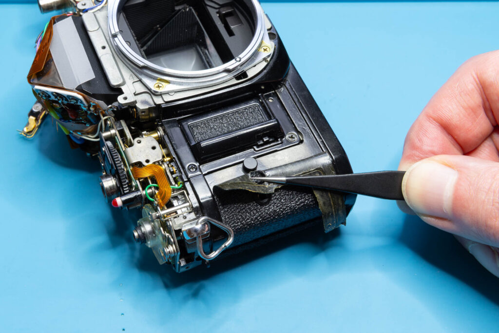 Canon A-1: Removal of mirror box - Minimum area of the left-side leatherette that has to be peeled off