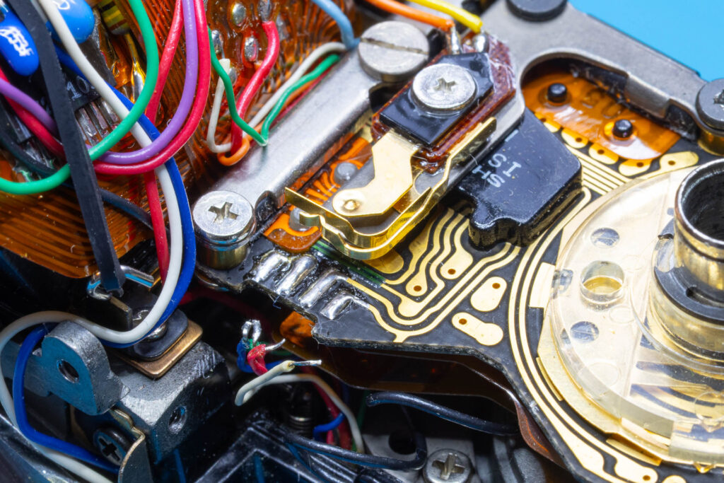Canon A-1: Removal of mirror box - Four wires desoldered from SV circuit board