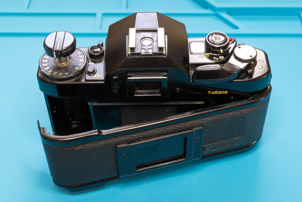 Canon A-1: How to Open the Back Cover - Opening it the regular way by pulling up the rewind knob