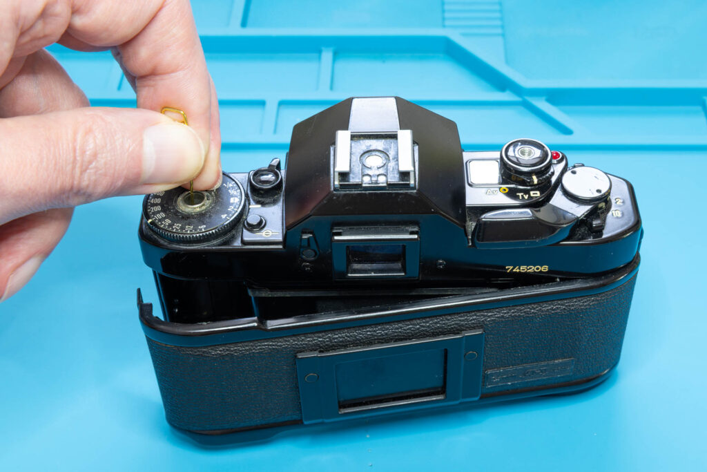 Canon A-1: How to Open the Back Cover - The back cover is open