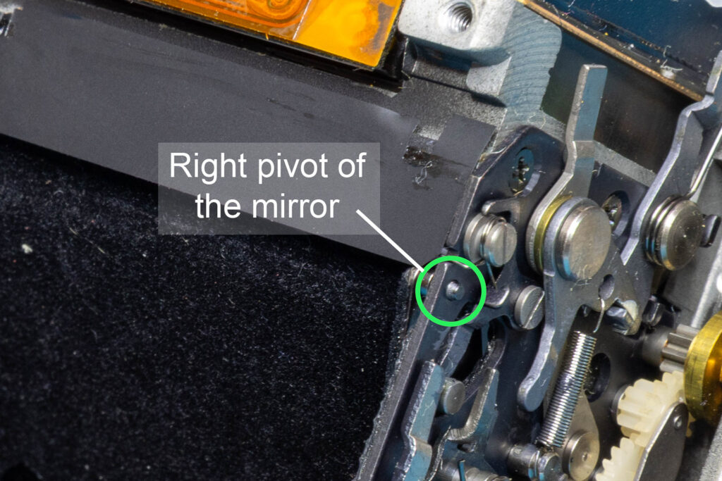 Canon A-1: Right pivot of the mirror rotating in a journal bearing of the mirror-control unit