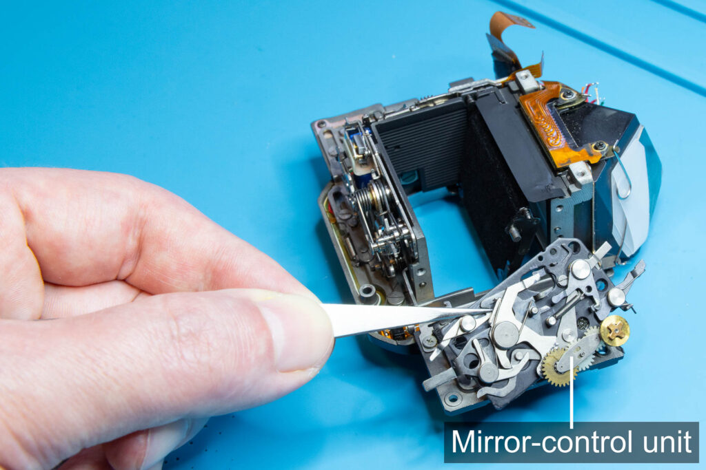 Canon A-1: Mirror-control unit removed from mirror box