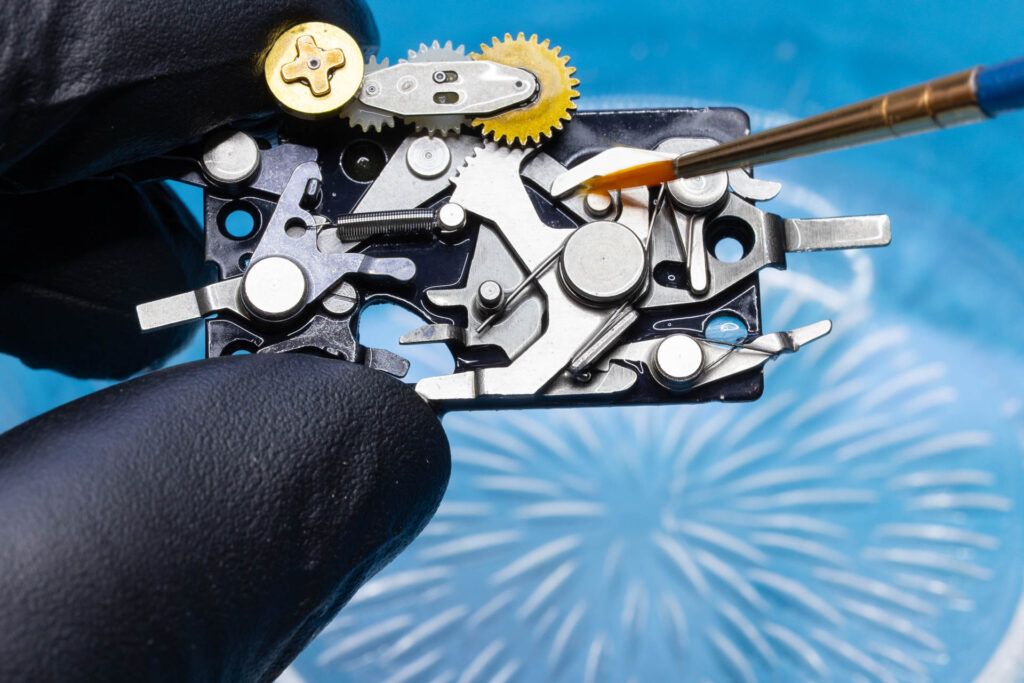 Canon A-1: Cleaning of mirror-control unit with isopropyl alcohol (IPA)