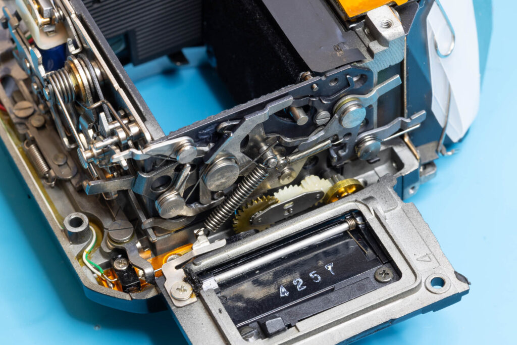 Canon A-1: Mirror-lifting spring installed