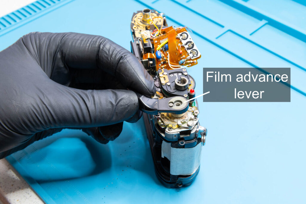 Canon A-1: Place film advance lever on winding seat