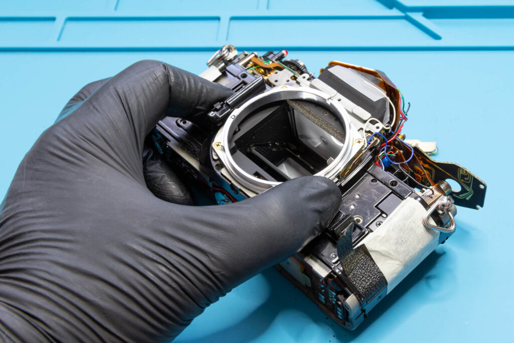 Canon A-1: Insert mirror box into the camera chassis