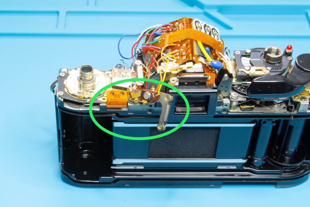 Canon A-1: Camera chassis before closing the flexible board connectors