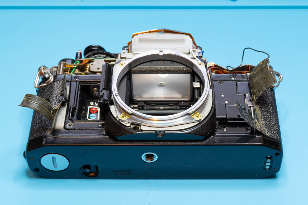 Canon A-1: Leatherette partially removed