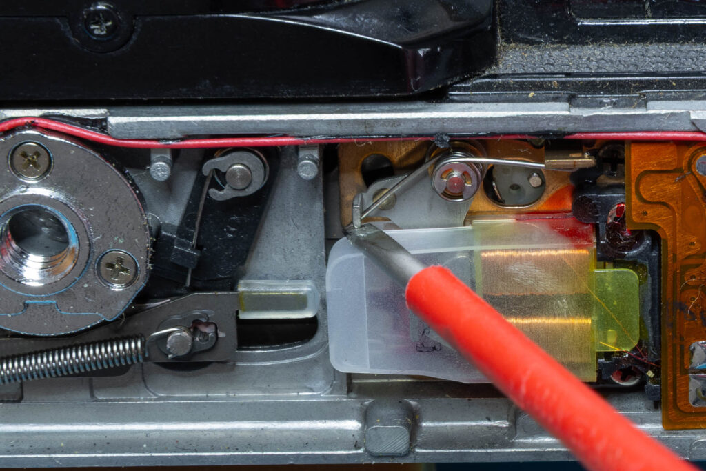 Canon A-1: Releasing the shutter by pushing the MG2 armature upwards