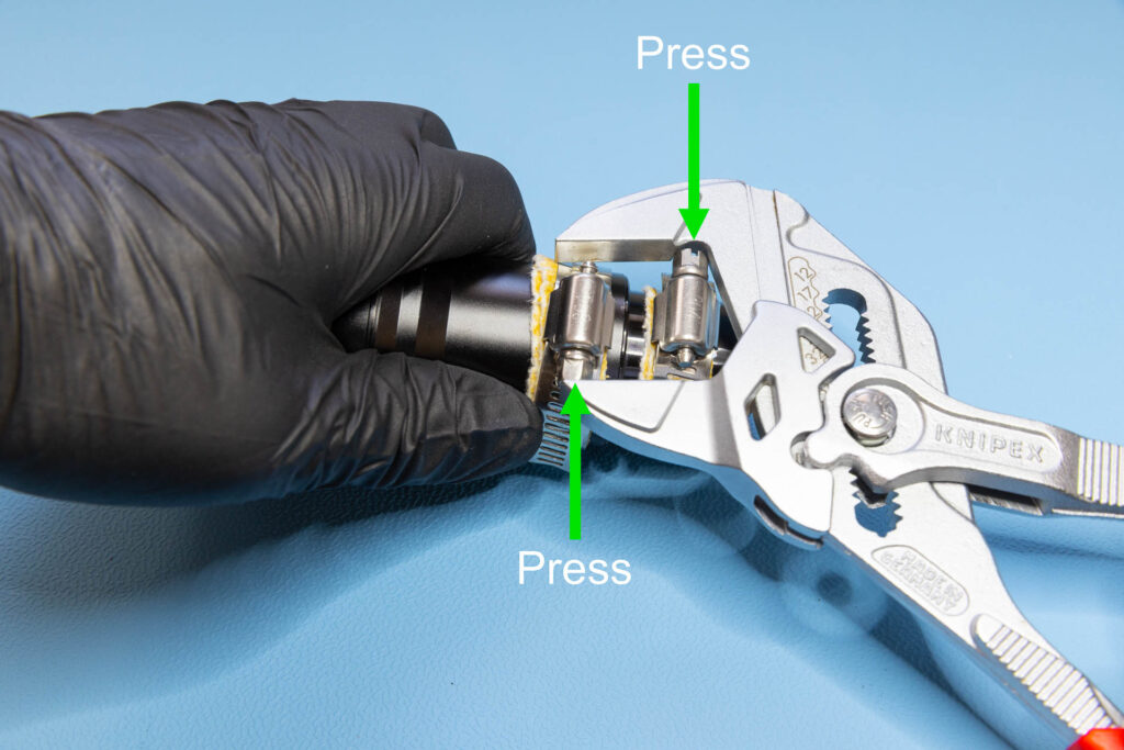 Elmo f1.2 25-50mm: Press housings of hose clamps towards each other