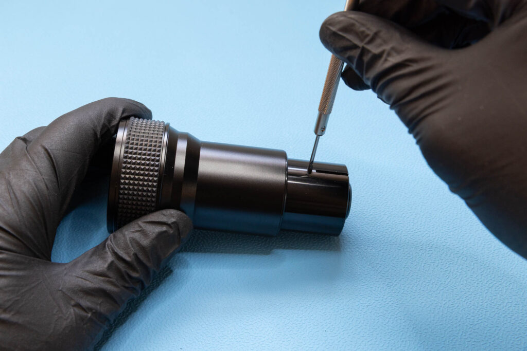 Elmo f1.2 25-50mm: Removing the positioning pin