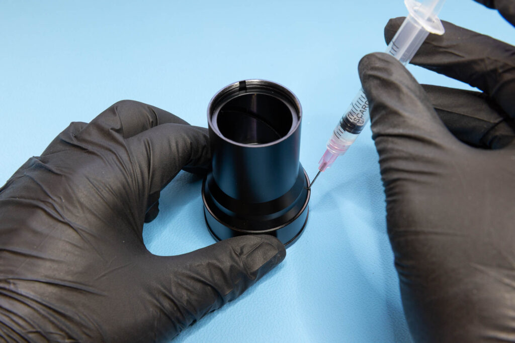 Elmo f1.2 25-50mm: Apply some isopropyl alcohol to the gap between the barrel sections