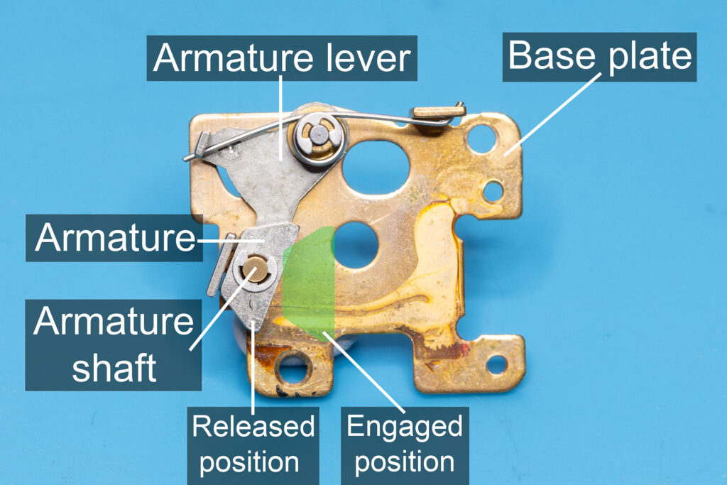 Canon A-1: Base plate with armature of release magnet MG2