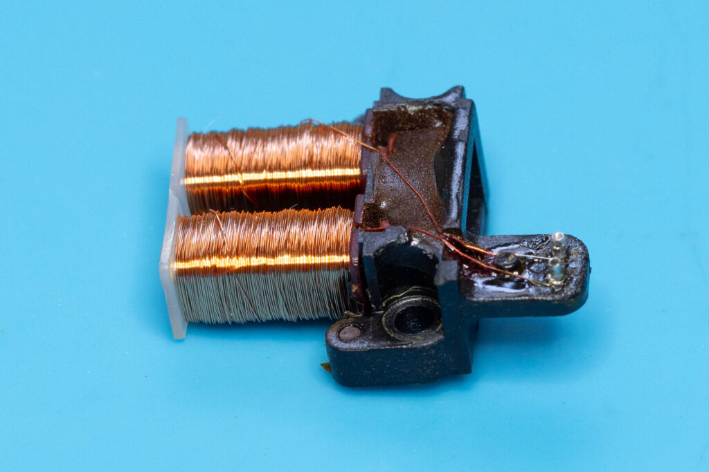 Canon A-1: Solenoids of release magnet MG2