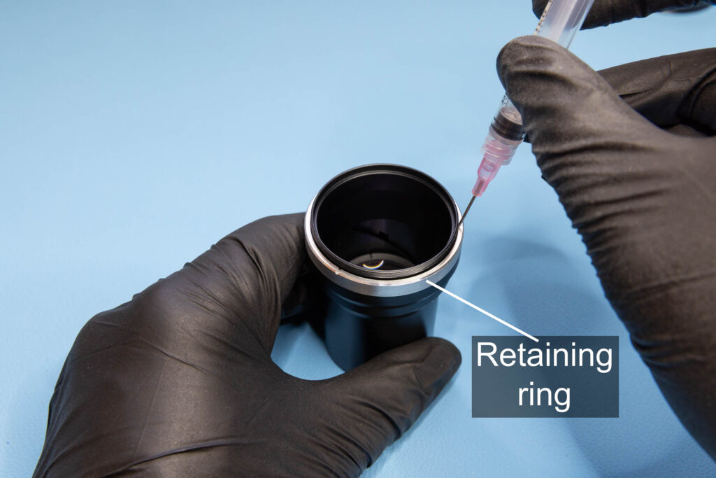 Elmo f1.2 25-50mm: Apply some isopropyl alcohol to the thread of the retaining ring